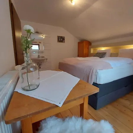 לינה וארוחת בוקר Zum Schneider