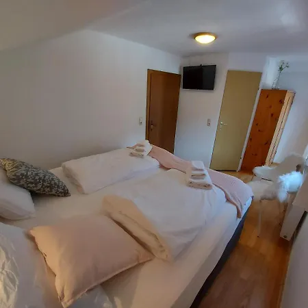 לינה וארוחת בוקר Zum Schneider